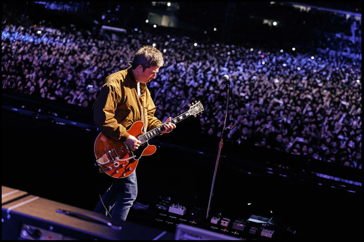 [고양=뉴시스] 전설적인 브릿팝 밴드 '오아시스(Oasis)' 노엘 갤러거가 21일 오후 경기 고양 고양종합운동장에서 '오아시스 라이브(Oasis Live)'25'를 펼치고 있다. (사진 = Joshua Halling 제공) 2025.10.22. photo@newsis.com *재판매 및 DB 금지