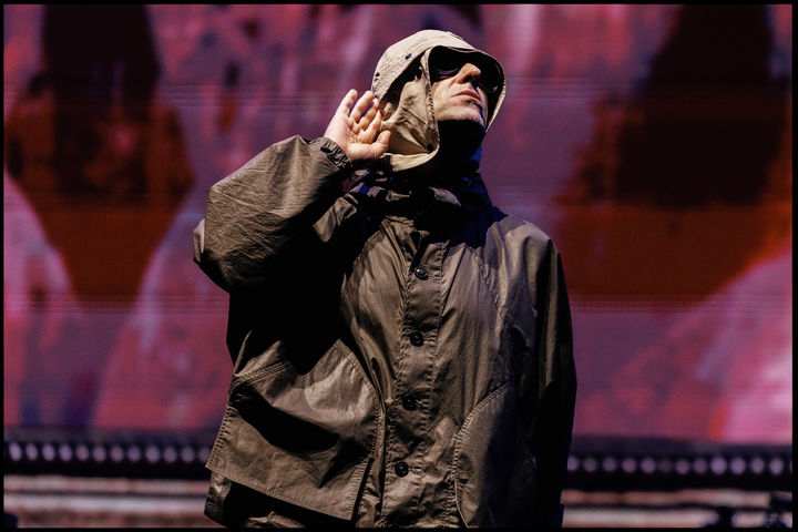 [고양=뉴시스] 전설적인 브릿팝 밴드 '오아시스(Oasis)' 리암 갤러거가 21일 오후 경기 고양 고양종합운동장에서 '오아시스 라이브(Oasis Live)'25'를 펼치고 있다. (사진 = Joshua Halling 제공) 2025.10.22. photo@newsis.com *재판매 및 DB 금지