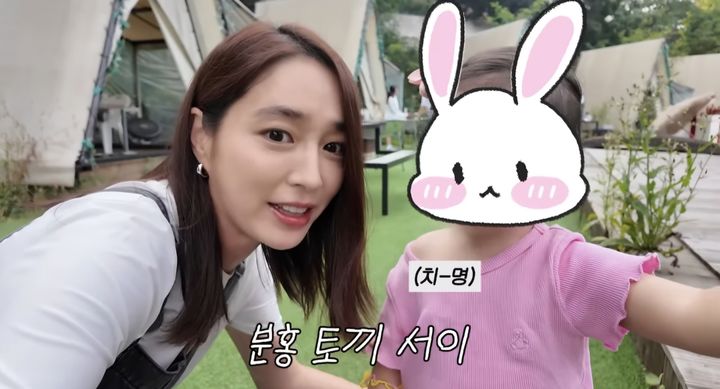 [서울=뉴시스] 배우 이민정(왼쪽)이 딸과 캠핑을 갔다. (사진=유튜브 채널 '이민정 MJ' 캡처) 2025.10.22. photo@newsis.com *재판매 및 DB 금지