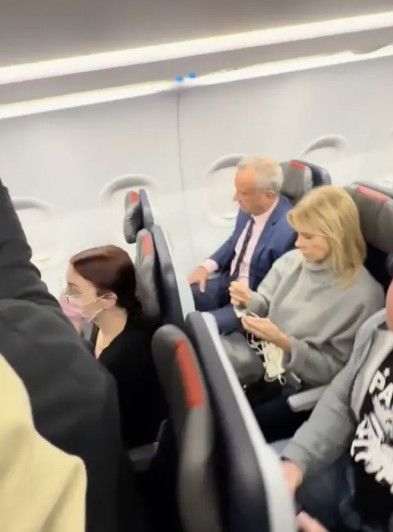 [뉴시스]이코노미석에 탑승한 미국 케네디 장관 부부의 모습. (사진=뉴욕 포스트 캡처) *재판매 및 DB 금지