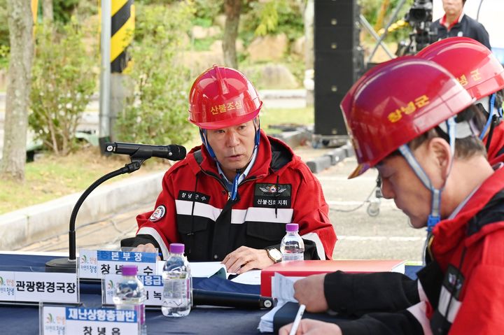 [창녕=뉴시스] 성낙인 군수가 안전한국훈련 통합지원본부에서 회의를 주재하고 있다. (사진= 창녕군 제공) 2025.10.22. photo@newsis.com *재판매 및 DB 금지