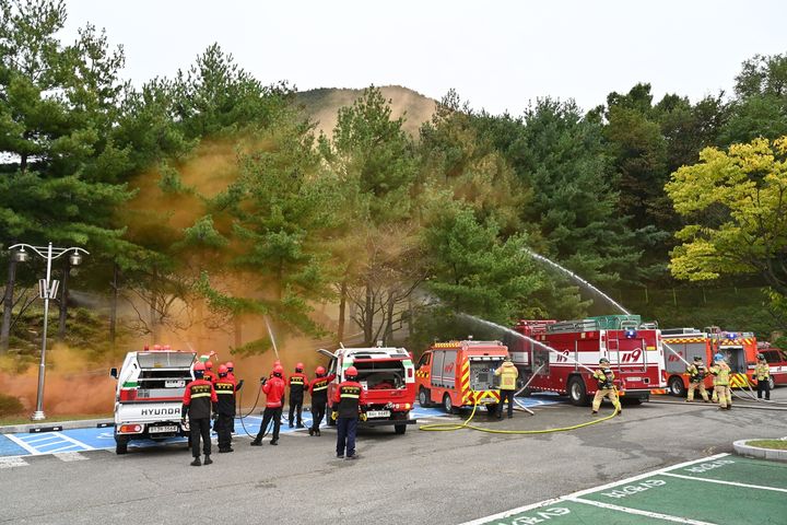 [창녕=뉴시스] 산불대응 안전한국훈련 현장훈련을 하고 있다. (사진= 창녕군 제공) 2025.10.22. photo@newsis.com *재판매 및 DB 금지