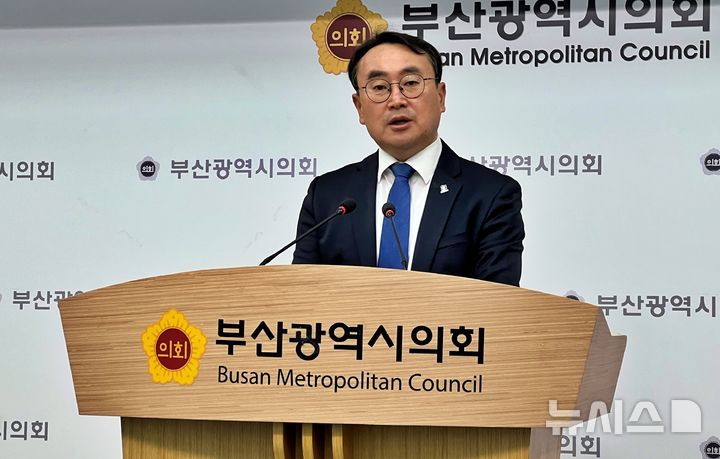 [부산=뉴시스] 원동화 기자 = 더불어민주당 부산시당위원장에 출마를 선언한 노기섭 전 부산시의원이 22일 부산시의회 브리핑룸에서 기자회견을 열고 국민의힘 공직자 비위 특별위원회 확대 및 시당위원장 출마 후보자들의 공동대응을 촉구했다. 2025.10.22. dhwon@newsis.com