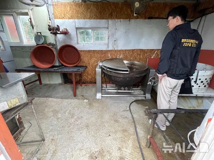 [제주=뉴시스] 제주도자치경찰단이 22일 공개한 불법 도축장에서 발견된 흑염소 사체. 도자치경찰단은 2021년부터 올해 5월까지 서귀포시 남원읍 중산간 지역에서 불법 도축을 일삼은 건강원 대표와 판매업자 등 6명을 검거해 조사 중이다. (사진=제주도자치경찰단 제공) 2025.10.22. photo@newsis.com&nbsp; 