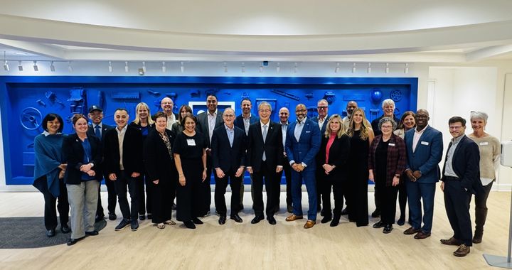 지난 16일(현지시각) 미국 메릴랜드주 록빌에 위치한 굿윌스토어 본사에서 임종룡 우리금융그룹 회장(가운데)이 굿윌스토어 임직원들과 기념사진을 촬영하고 있다. (사진=우리금융 제공) *재판매 및 DB 금지