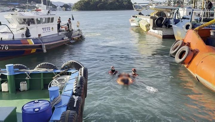[여수=뉴시스] 여수해경이 22일 오전 바다에 빠진 60대를 구조하고 있다. (사진=여수해경 제공) 2025.10.22. photo@newsis.com *재판매 및 DB 금지