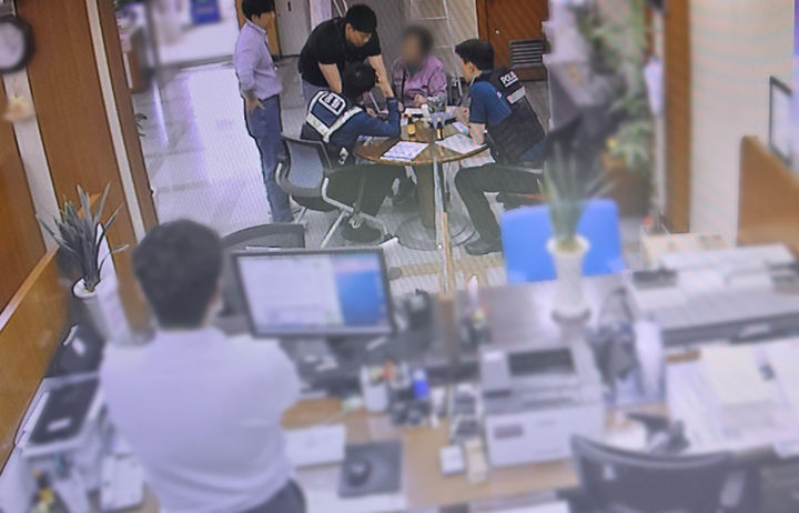 경찰관들이 보이스피싱 피해자를 설득하는 모습. 사진은 기사와 무관. (사진=뉴시스 DB) *재판매 및 DB 금지