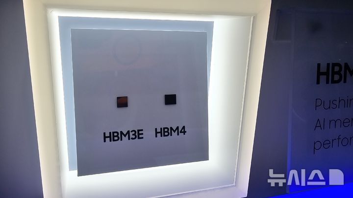 [서울=뉴시스]삼성전자는 22일 서울 코엑스에서 개막한 한국반도체산업협회 주최 'SEDEX 2025(제27회 반도체대전)'에 참석해 최신 고대역폭메모리인 'HBM4'와 차세대 서버용 저전력 D램 '소캠(SOCAMM2)' 등을 공개했다. photo@newsis.com
