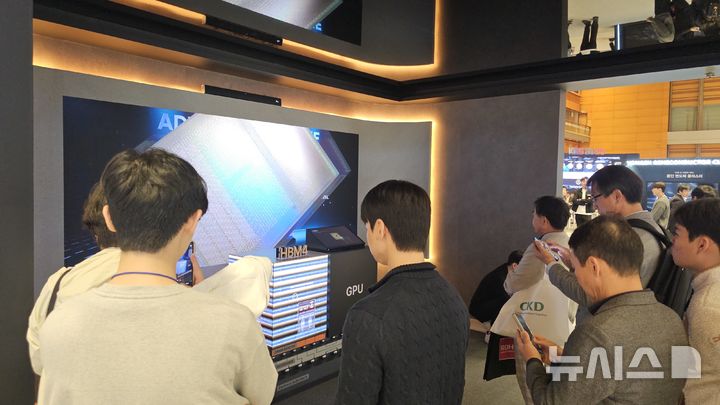 [서울=뉴시스]SK하이닉스는 22일 서울 코엑스에서 개막한 한국반도체산업협회 주최 'SEDEX 2025(제27회 반도체대전)'에 참석해 최신 고대역폭메모리인 'HBM4'와 차세대 서버용 저전력 D램 '소캠(SOCAMM2)' 등을 공개했다. photo@newsis.com