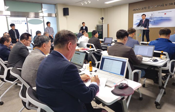 [금산=뉴시스] 조명휘 기자 = 박범인 금산군수가 22일 군청 브리핑룸에서 기자회견을 열고 지난 14일부터 20일까지 일정으로 추진한 케이(K)-인삼 세계화 미국 동·서부 동시 공략 출장 결과를 설명하고 있다. (사진= 금산군 제공) 2025.10.22. photo@newsis.com *재판매 및 DB 금지