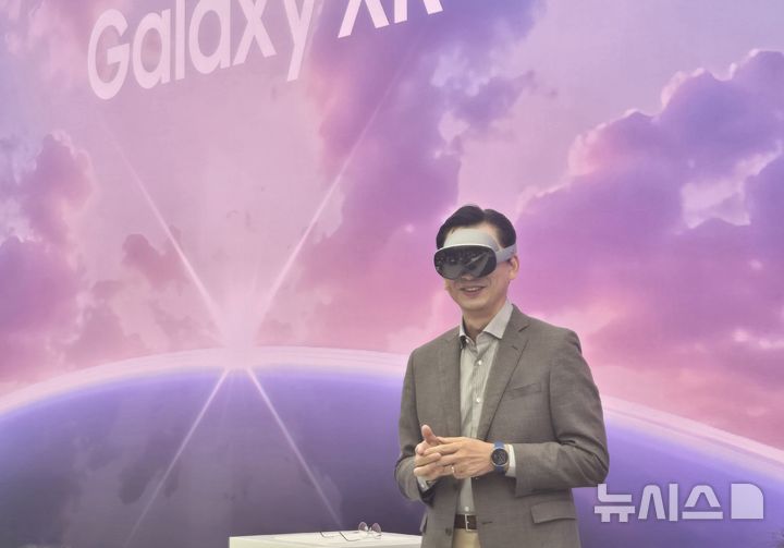 [서울=뉴시스]임성택 삼성전자 한국총괄장(부사장)이 22일 서울 서초구 삼성 강남에서 진행된 '갤럭시 XR' 출시 기자 브리핑에서 직접 갤럭시 XR 기기를 착용하는 모습을 소개하고 있다. (사진=윤현성 기자)