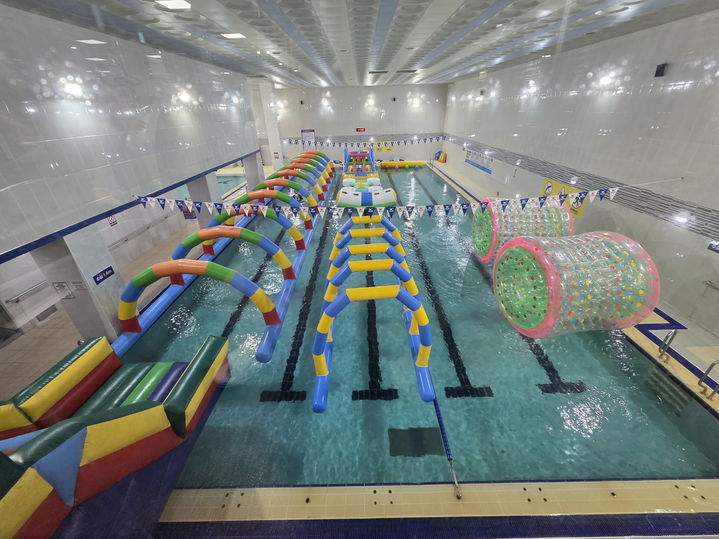 [서울=뉴시스] 역삼청소년센터 수영장에 설치된 워터레이스 경기장. 2025.10.22. (사진=강남구 제공) *재판매 및 DB 금지