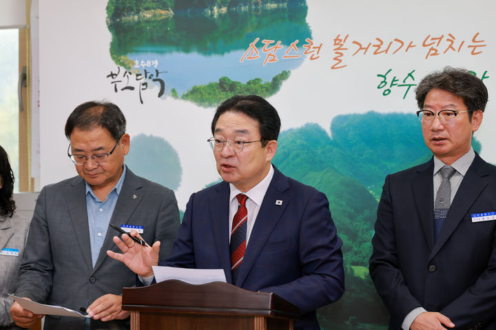 [옥천=뉴시스] 황규철(가운데) 충북 옥천군수가 22일 군청 기자실에서 정부의 ‘농어촌 기본소득시범사업’ 전국 공모 최종 단계에서 탈락한데 대해 유감을 표명하고 있다. (사진=옥천군 제공) 2025.10.22. photo@newsis.com *재판매 및 DB 금지