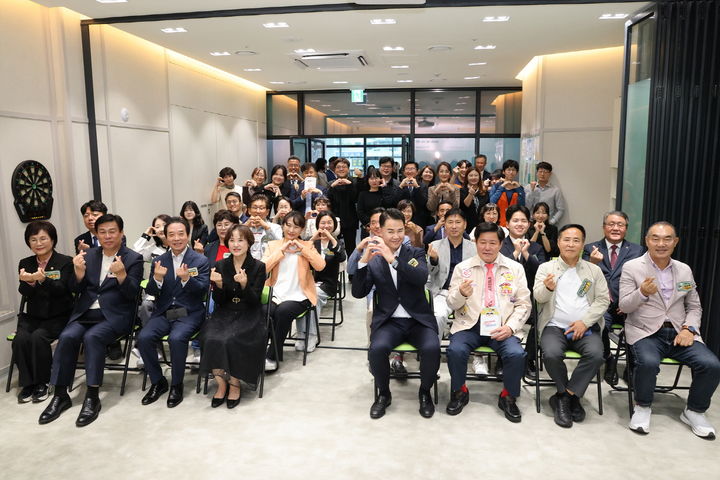 [서울=뉴시스] 지난 14일 도봉구청소년상담복지센터 확장 이전 개소식을 찾은 오언석 도봉구청장과 관계자들이 단체 사진을 찍고 있다. 2025.10.22. (사진=도봉구 제공) *재판매 및 DB 금지