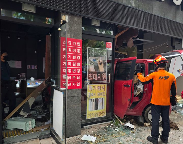 [대구=뉴시스] 22일 오전 9시56분께 수성구 범어동의 한 상가에 70대 여성이 운전하던 차량이 돌진하는 사고가 발생했다. (사진=대구소방안전본부 제공) 2025.10.22. photo@newsis.com *재판매 및 DB 금지