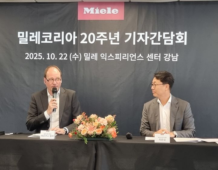 [서울=뉴시스]이지용 기자 = 마르쿠스 밀레 공동회장이 22일 오전 서울 밀레 익스피리언스센터 강남에서 열린 밀레코리아 20주년 기자간담회에서 질문에 답변하고 있다. 2205.10.22. leejy5223@newsis.com *재판매 및 DB 금지