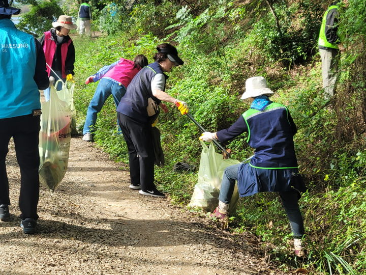 [창원=뉴시스] 강경국 기자 = 22일 경남 창원시 동판저수지 둘레길에서 주민, 기업, 공무원이 함께하는 민·산·관 합동 환경정화 활동이 펼쳐지고 있다. (사진=창원시청 제공). 2025.10.22. photo@newsis.com *재판매 및 DB 금지