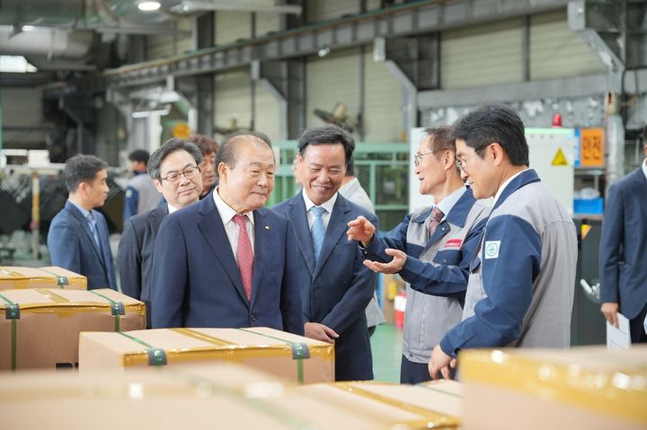 [부산=뉴시스] 양재생 부산상의 회장이 22일 오전 금고 제조 전문기업 디프로매트를 방문해 제조 현장을 둘러보고, 지역 기업의 애로사항을 청취했다. (사진=부산 상공회의소 제공) 2025.10.22. photo@newsis.com *재판매 및 DB 금지