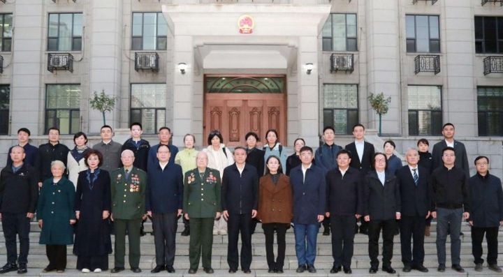 [서울=뉴시스] 왕야쥔 주북 중국대사가 21일 '항미원조전쟁' 참전 용사 등 방문단을 맞아 기념 촬영하고 있다. (출처: 주북 중국대사관 홈페이지) 2025.10.22.  *재판매 및 DB 금지
