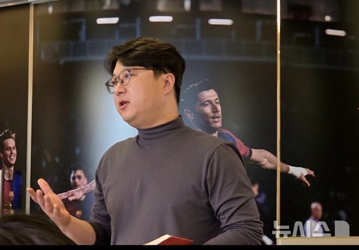 [서울=뉴시스] BBQ의 연구개발(R&D)센터인 세계식문화과학기술원 장낙훈 상품개발팀장은 22일 서울 BBQ 청계광장점에서 신제품 '뿜치킹' 개발 과정에 대해 설명하고 있다. photo@newsis.com