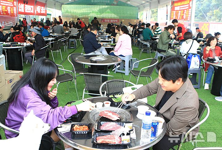 [횡성=뉴시스] 이덕화 기자 = 22일 강원 횡성군 섬강 둔치 일원에서 '2025 횡성한우축제'가 열린 가운데 축제장에 마련된 한우구이터가 방문객들로 가득차 있다. 2025.10.22. wonder8768@newsis.com