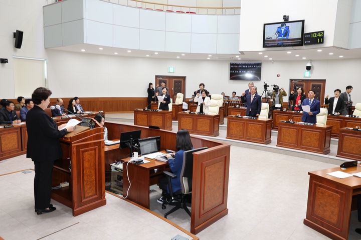 [고성(경남)=뉴시스] 신정철 기자= 경남 고성군의회(의장 최을석)는 22일, 제305회 임시회 제2차 본회의에서 'SK오션플랜트 매각 반대 결의안'을 채택했다.사진은 22일 제305회 임시회에서 고성군의회 최두임 의원이 대표발의하고, 고성군의회 의원 11명 전원이 공동발의한 결의안을 낭독하고 있는 모습.(사진=고성군의회 제공).2025.10.22. photo@newsis.com *재판매 및 DB 금지