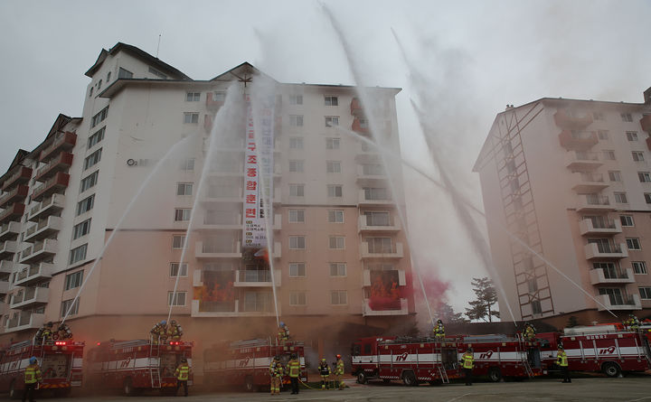태백소방서는 지난 21일 오투리조트에서 20개 기관단체 등이 참석한 가운데 대규모 긴급구조 종합훈련을 실시하고 있다.(사진=태백소방서 제공) *재판매 및 DB 금지