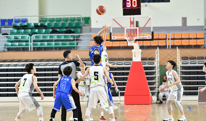 [통영=뉴시스] 신정철 기자= 경남 통영시는 오는 25일부터 11월 2일까지 통영체육관 등에서 총 76개 팀 1500여명의 선수단이 참가하는 ‘윤덕주배 제37회 연맹회장기 전국 초등학교 농구대회’를 개최한다고 22일 밝혔다.사진은 지난해 대회 모습.(사진=고성군 제공).2025.10.22. photo@newsis.com *재판매 및 DB 금지