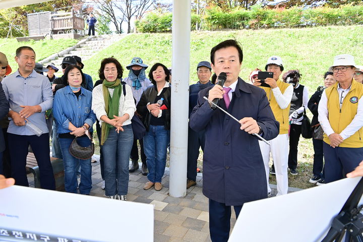 [진주=뉴시스]진주시, ‘초전 파크골프장 현장설명회’ 개최.(사진=진주시 제공).2025.10.23.photo@newsis.com *재판매 및 DB 금지