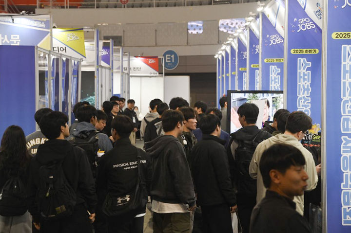 [서울=뉴시스] 22일 서울 송파구 올림픽공원 내 티켓링크 라이브 아레나에서 열린 2025 하반기 스포츠산업 채용박람회. (사진=체육공단 제공). 2025.10.22. *재판매 및 DB 금지