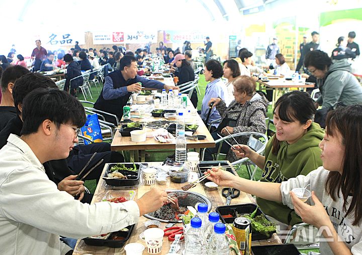 [횡성=뉴시스] 이덕화 기자 = 22일 강원 횡성군 섬강 둔치 일원에서 '2025 횡성한우축제'가 열린 가운데 방문객들이 축제장에 마련된 한우구이터에서 횡성한우를 즐기고 있다. 2025.10.22. wonder8768@newsis.com