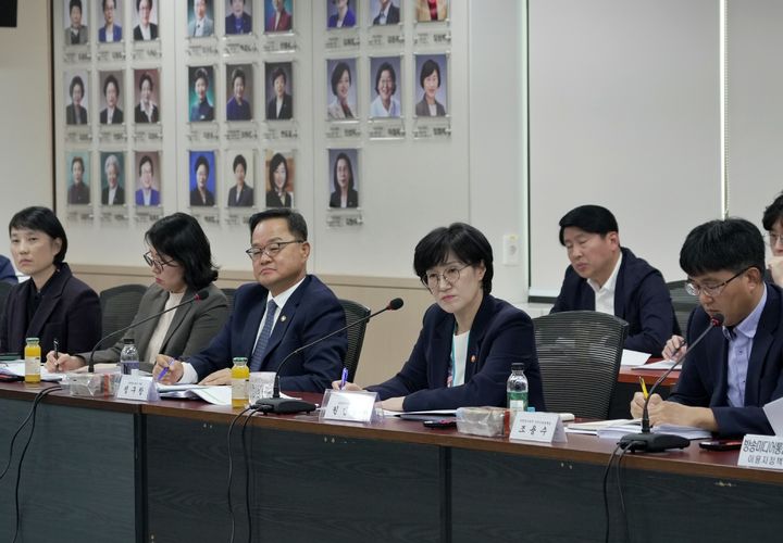 [서울=뉴시스] 권신혁 기자 = 원민경 성평등가족부 장관(가운데 오른쪽)이 정구창 차관(가운데 왼쪽)과 함께 지난달 21일(화) 오후 정부서울청사에서 열린 여성폭력방지위원회 제3전문위원회 회의에 참석하여 성매매·인신매매 방지 과제 추진현황 및 계획에 대해 관계기관, 전문가들과 의견을 나누고 있다. (사진 = 성평등가족부 제공) 2025.10.23. innovation@newsis.com *재판매 및 DB 금지