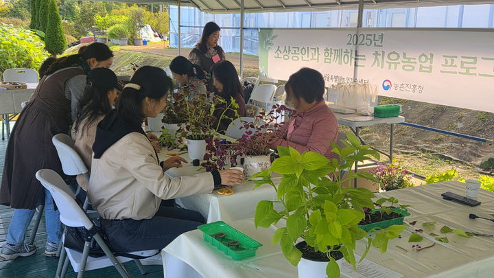 [세종=뉴시스]22일 서울 강동구 상일동에 있는 치유농업센터에서 서울 지역 소상공인 20여 명을 대상으로 진행된 심리 회복 치유농업 프로그램 모습. (사진=농촌진흥청 제공) *재판매 및 DB 금지