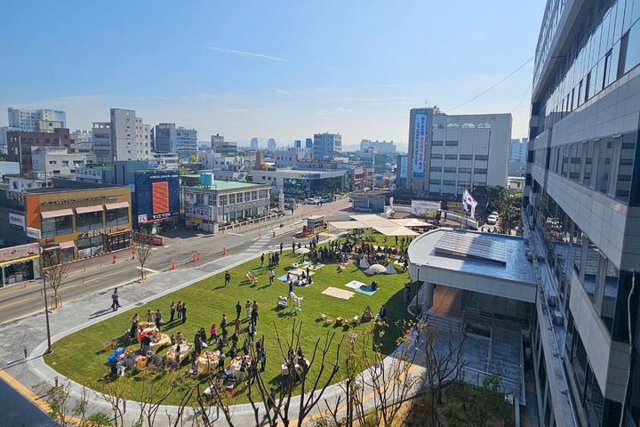 [광주=뉴시스] 22일 오전 광주 광산구청사 앞에서 시민광장 개장 기념 행사가 열리고 있다. (사진=광주 광산구 제공) 2025.10.22. photo@newsis.com *재판매 및 DB 금지