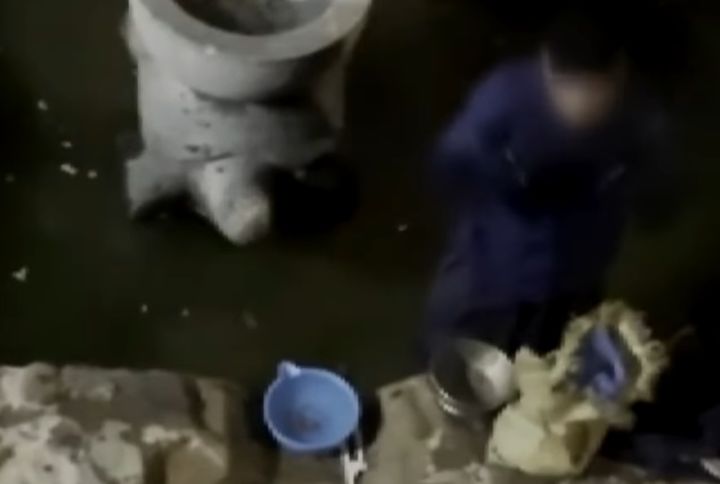 [서울=뉴시스] 부처님 불상 앞 동전을 바구니로 담는 남성의 모습이 포착됐다. (사진 = 'JTBC News' 유튜브 캡처) 2025.10.22. *재판매 및 DB 금지