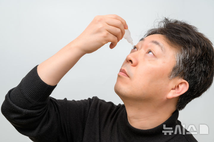 [서울=뉴시스] 백내장은 우리 눈 속의 투명한 수정체가 혼탁해지면서 빛이 제대로 통과하지 못해 시력이 점차 저하되는 질환이다. (사진= 유토이미지 제공)