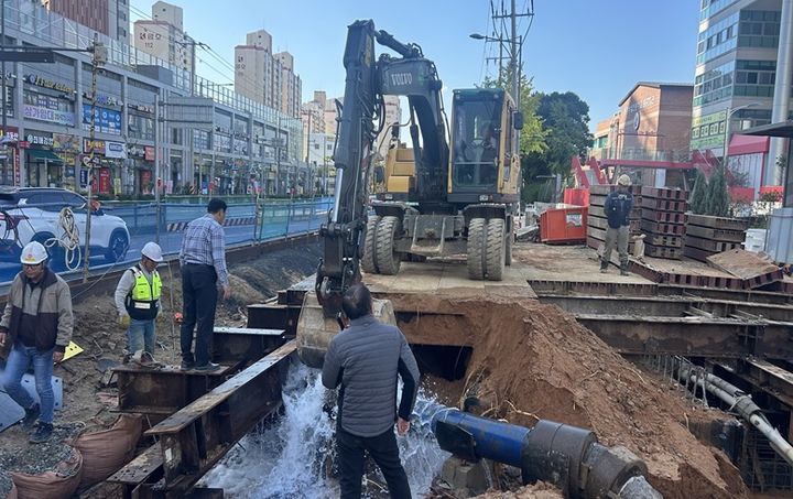 [광주=뉴시스] 22일 오후 2시께 광주 북구 풍향동 도시철도 2호선 공사현장 주변에서 상수도관이 파열돼 당국이 조치에 나서고 있다. (사진 = 광주 북구 제공) 2025.10.22. photo@newsis.com *재판매 및 DB 금지
