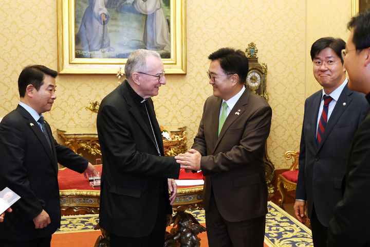 [서울=뉴시스]우원식 국회의장은 21일(현지시각) 오전 바티칸 교황청에서 피에트로 파롤린 교황청 국무원장을 예방하고 2027년 서울 세계청년대회 성공 개최와 한반도 평화 정착을 위한 협력 방안을 논의했다. 사진은 우 의장과 파롤린 국무원장.(사진=국회의장실 제공)2025.10.22. photo@newsis.com *재판매 및 DB 금지