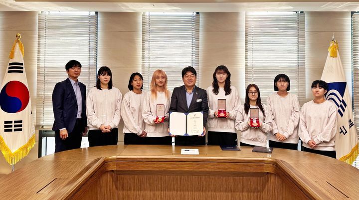 [부산=뉴시스] 부산 동래구 태권도실업팀이 제106회 전국체육대회 사전경기에서 금메달 1개와 동메달 2개 총 3개의 메달을 획득했다. (사진=동래구 제공) 2025.10.22. photo@newsis.com *재판매 및 DB 금지