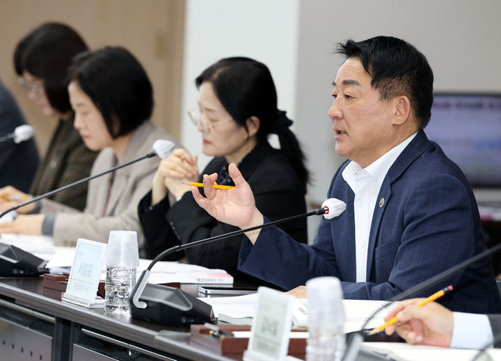 [대전=뉴시스] 조명휘 기자 = 서철모 대전 서구청장이 22일 구청 장태산실에서 2025년 공약사업 추진 상황 보고회를 주재하고 있다. (사진= 서구청 제공) 2025.10.22. photo@newsis.com *재판매 및 DB 금지