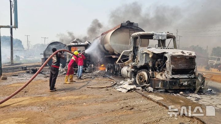 [술레자(나이지리아)=AP/뉴시스]나이지리아 중부 니제르주에서 21일(현지 시간) 석유를 실은 연료 탱크 차량이 폭발해 최소 35명이 숨졌다. 사진은 나이지리아 소방 당국이 지난 1월18일 니제르주 술레자에서 발생한 연료 탱크 차량 화재를 진압하는 모습. 2025.10.22.