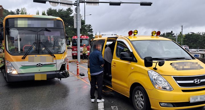 [울산=뉴시스] 박수지 기자 = 22일 오전 울산시 남구 옥동 한 교차로에서 시내버스와 유치원 통학차량이 충돌해 소방당국이 사고를 수습하고 있다. (사진=울산소방본부 제공) 2025.10.22. photo@newsis.com *재판매 및 DB 금지