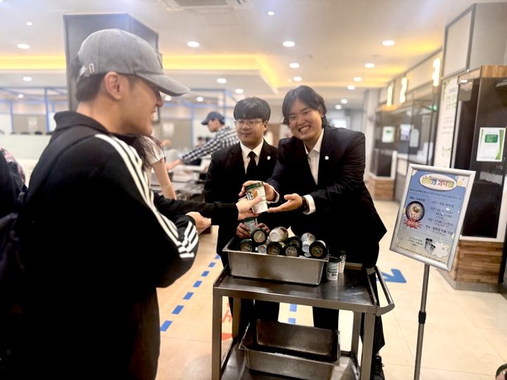 [서울=뉴시스] 국민대가 학생들의 중간고사 준비를 응원하는 '천원의 저녁밥' 행사를 펼쳤다. (사진=국민대 제공) 2025.10.22. photo@newsis.com *재판매 및 DB 금지