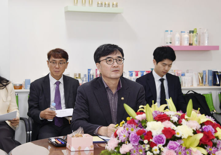 임기근 기획재정부 차관이 10월 22일 오후 서울 금천구 죠이프린라이프를 방문, 장애인 기업 대표 간담회를 진행하고 있다.(사진 : 기재부 제공) 2025.10.22. *재판매 및 DB 금지