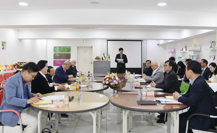 임기근 기획재정부 차관이 10월 22일 오후 서울 금천구 죠이프린라이프를 방문, 장애인 기업 대표 간담회를 진행하고 있다.(사진 : 기재부 제공) 2025.10.22. *재판매 및 DB 금지