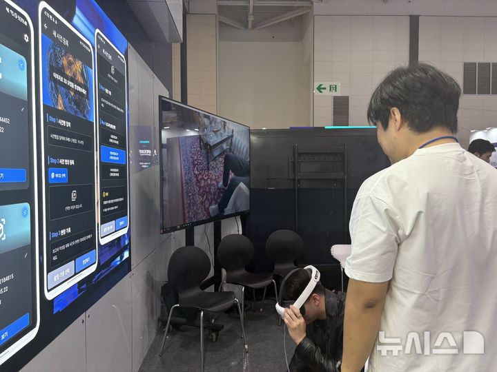 [인천=뉴시스]최은수 기자=22일 인천 송도컨벤시아에서 열린 '제7회 국제치안산업대전' 현장에서 관람객이 가상현실(VR) 기기를 통해 3D 사건 현장 재구성 시스템을 체험하고 있다. 2025.10.22