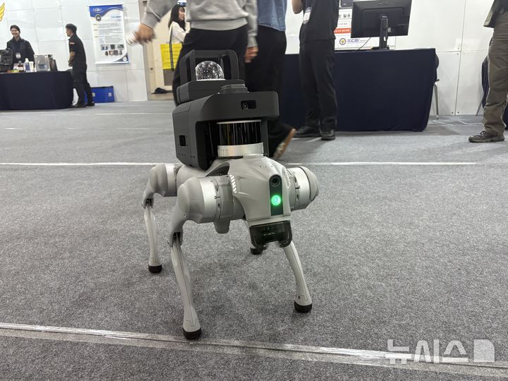 [인천=뉴시스]최은수 기자=22일 인천 송도컨벤시아에서 열린 국제치안산업대전 경찰청 부스에서 4족 보행 로봇이 시연되고 있다. 이 로봇은 폐쇄회로(CC)TV, GPS, 열화상, 라이다 센서를 탑재해 무인 순찰과 험지 수색, 실시간 위험 감지 기능을 수행할 수 있다.2025.10.22