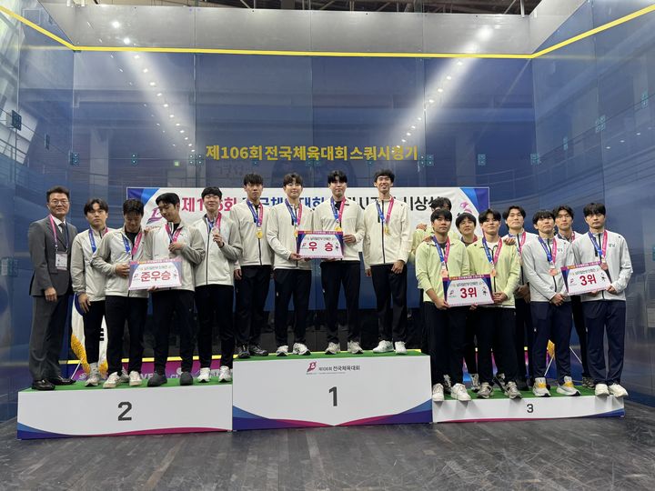 [천안=뉴시스] 충남체육회 스쿼시팀 남자 단체 선수들이 제106회 전국체육대회 스쿼시 남자 단체 결승에서 우승을 차지해 포디움 맨 위에 올랐다. (사진=충남스쿼시연맹 제공) 2025.10.22 photo@newsis.com *재판매 및 DB 금지