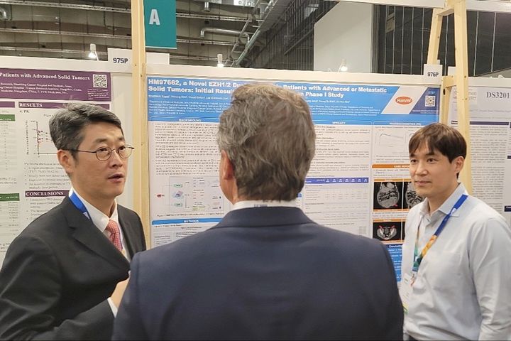 [서울=뉴시스] 서울대병원 혈액종양내과 김범석 교수(왼쪽)와 한미약품 ONCO임상팀 이동준 선임연구원(오른쪽)이 지난 19일(현지 시각) 유럽종양학회(ESMO Congress 2025)에서 차세대 표적항암 혁신신약으로 개발 중인 HM97662의 임상 1상 연구 내용을 토대로 참석자에게 설명하고 있다. (사진=한미약품 제공) 2025.10.22. photo@newsis.com *재판매 및 DB 금지