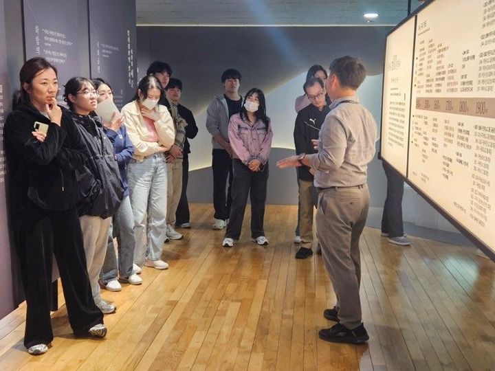 [양산=뉴시스] 양산지청이 청년도전지원사업에 참여 중인 미취업 구직 청년 30명을 대상으로 청년, 일터 두드림 투어 프로그램을 진행하고 있다. (사진=양산지청 제공) 2025.10.22. photo@newsis.com *재판매 및 DB 금지